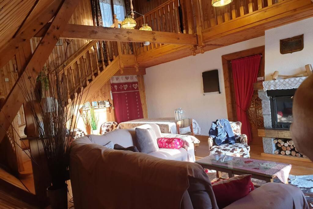 Authentique Chalet Vue Sur Le Lac Et Les Pistes ベス・エ・サンタナステーズ エクステリア 写真
